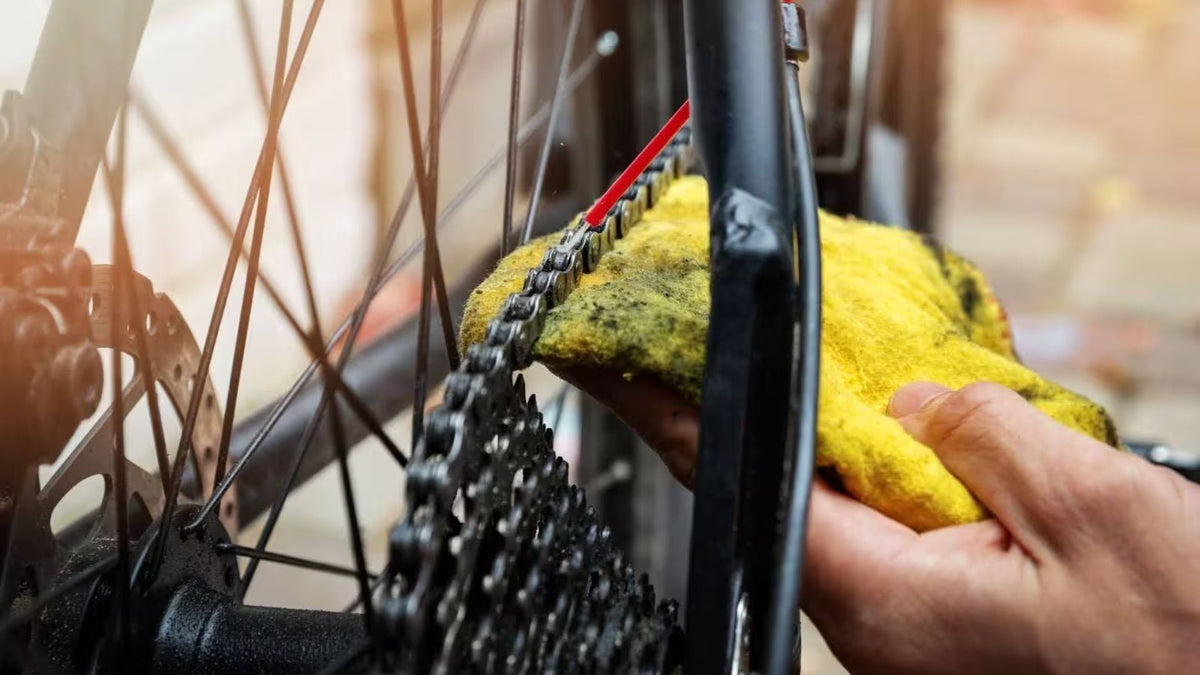 How to Clean and Lube Your Road Bike Chain (Step-by-Step) 2026